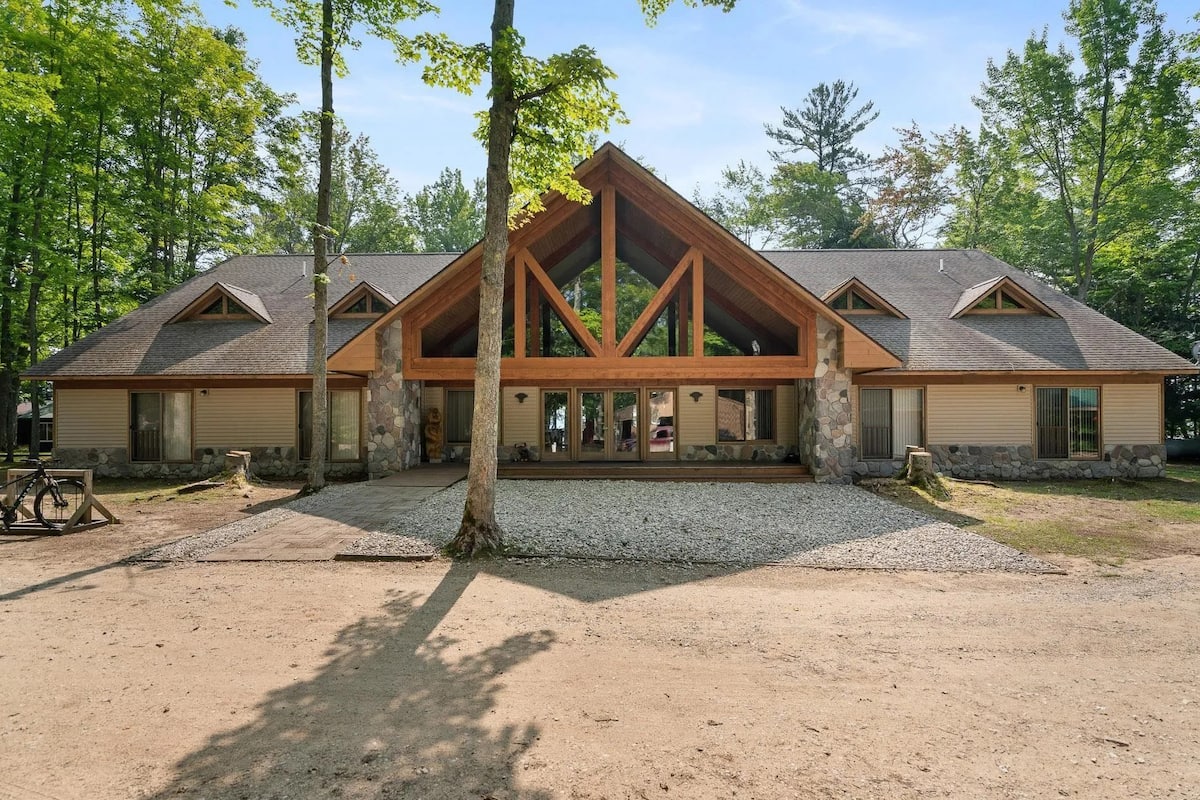 Bear’s Den Lodge stone and timber front entrance